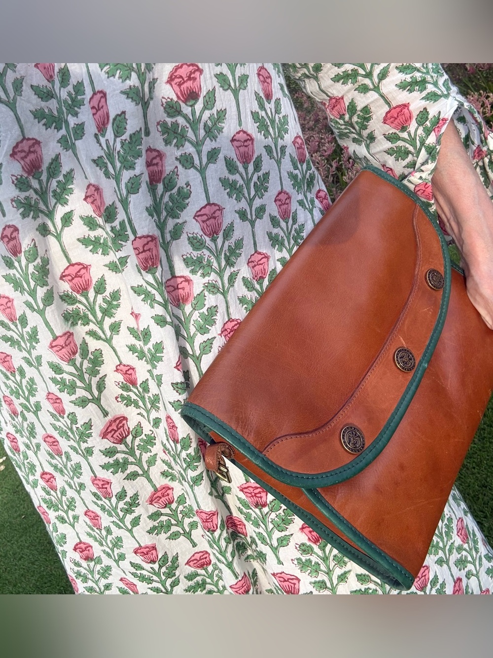 Vintage BRAHMIN RARE leather crossbody/ clutch medallions w forest green trim - Picture 7 of 16